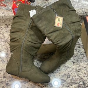 NWT Boots